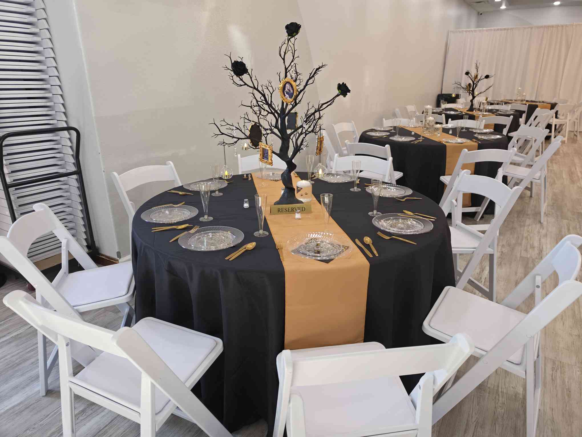 Decorated guest table with black-and-gold details